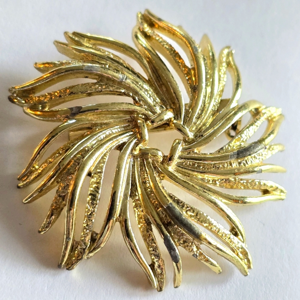 Vintage brooch gold tone pin abstract leaf wreath flower floral